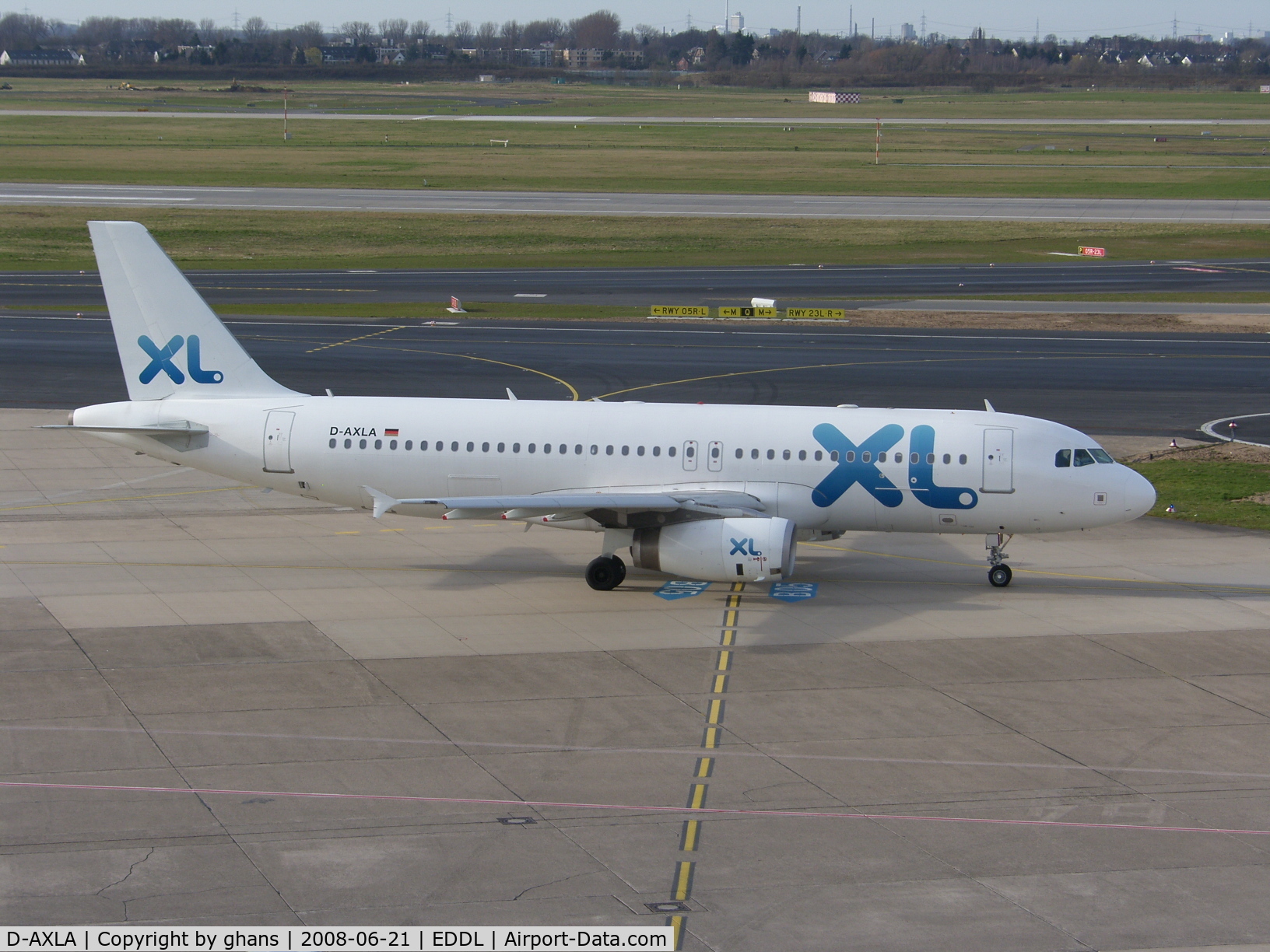 D-AXLA, 2005 Airbus A320-232 C/N 2500, Taxiing to runway 23R