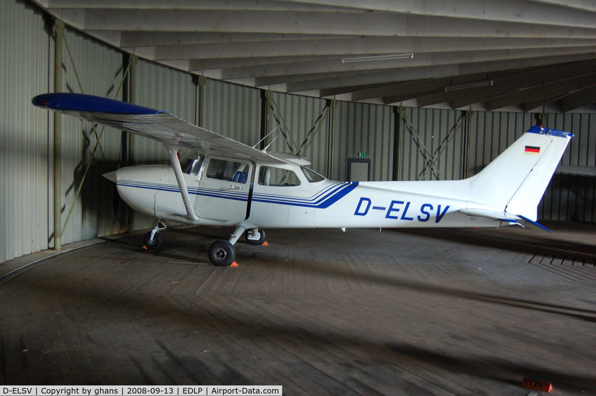 D-ELSV, 1986 Reims F172P Skyhawk C/N 17202242, Inside hangar