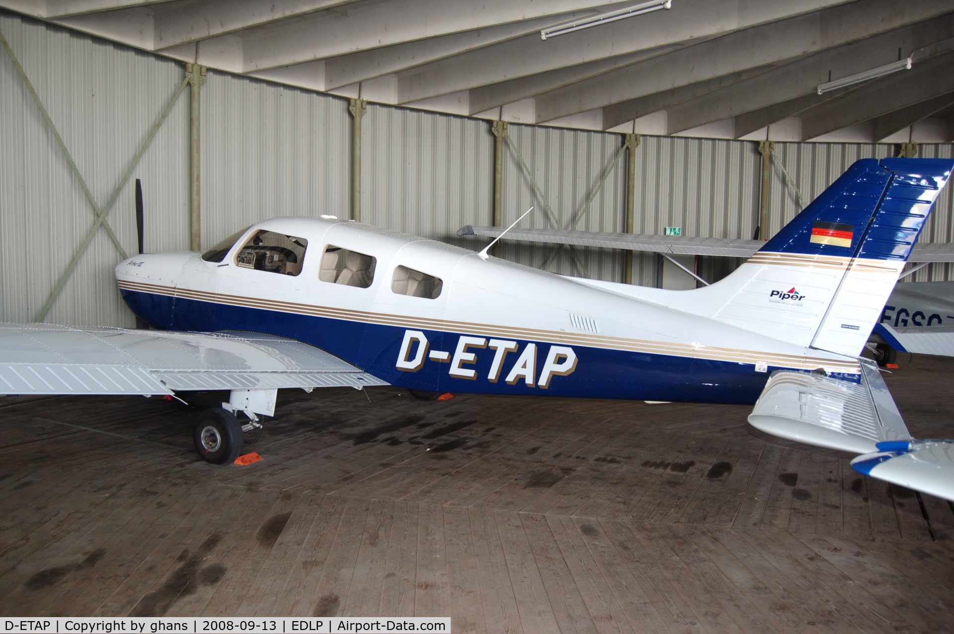 D-ETAP, 1999 Piper PA-28-181 Archer III C/N 28-43254, Visiting a hangar