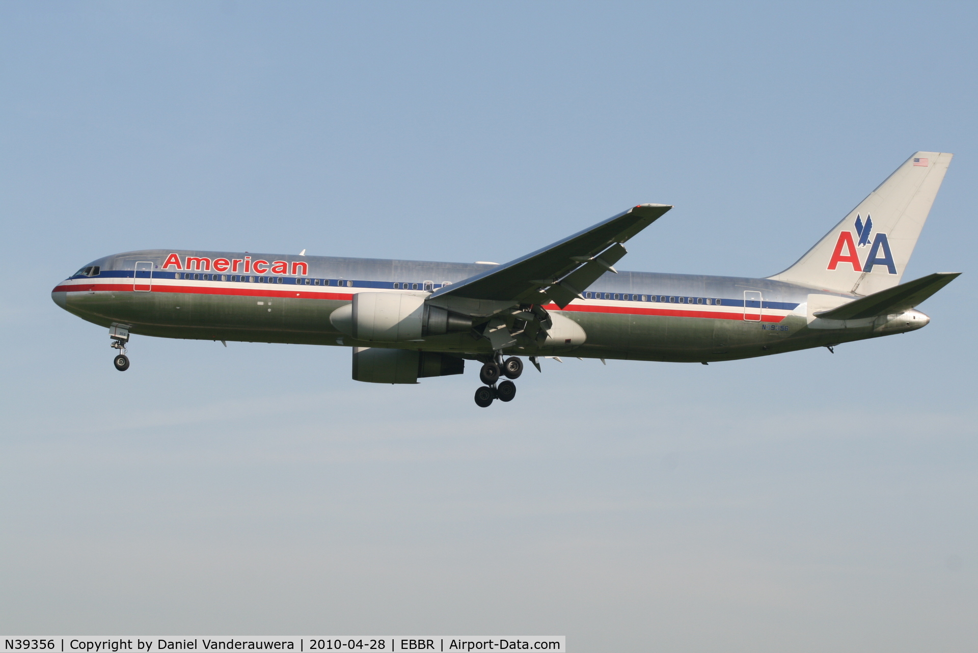 N39356, 1988 Boeing 767-323 C/N 24037, Arrival of flight AA088 to RWY 25L