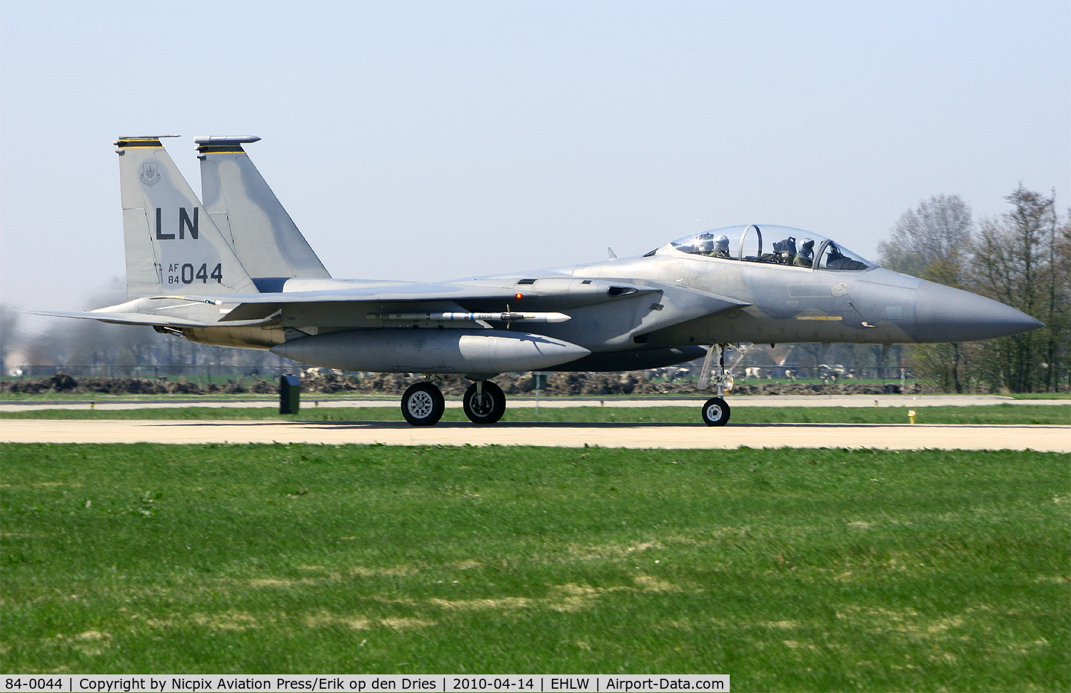 84-0044, 1984 McDonnell Douglas F-15D Eagle C/N 0924/D052, USAFE participated also in Frisian Flag 2010; here is F-15D 84-0044 of RAF Lakenheaths'  48 FW to be seen on the runway of Leeuwarden AB, The Netherlands