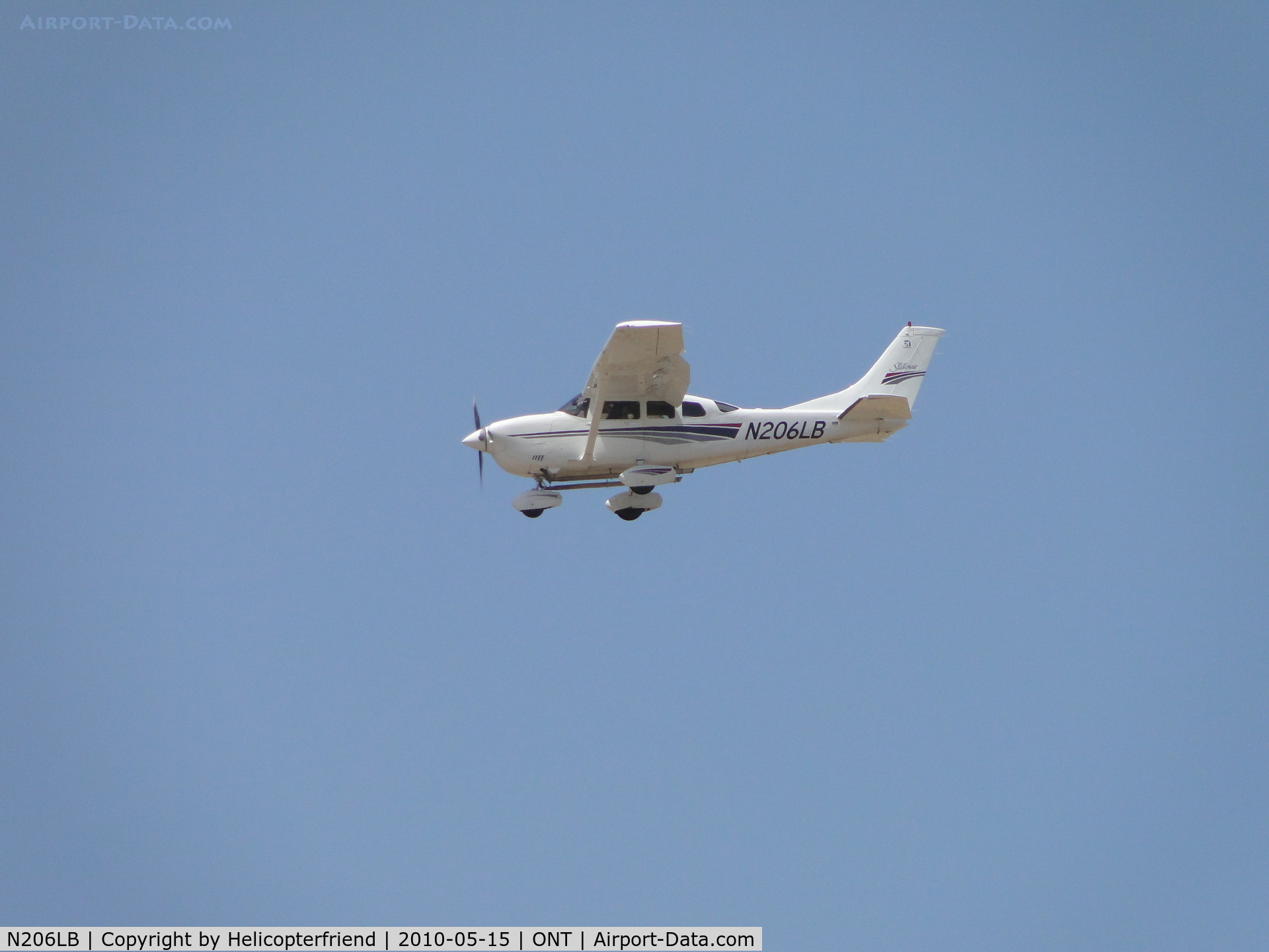 N206LB, 1999 Cessna 206H Stationair C/N 20608055, On final to runway 26R