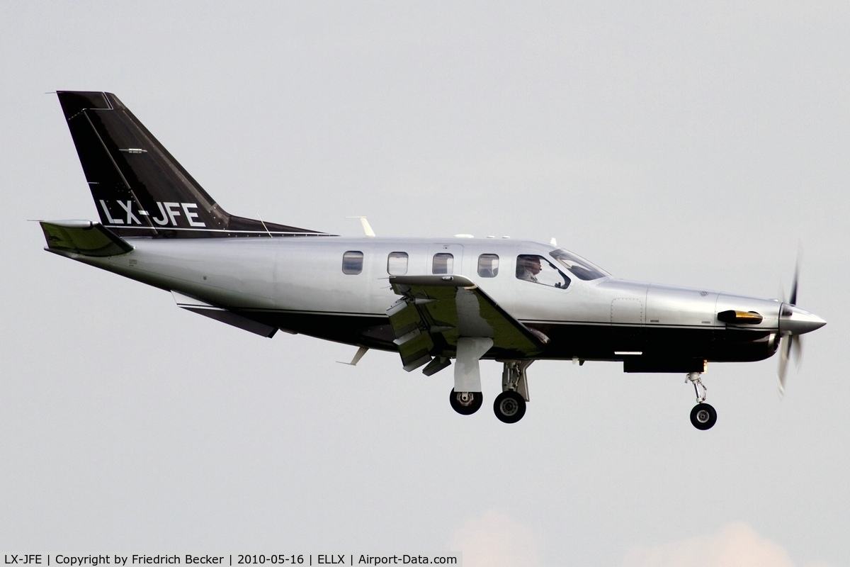 LX-JFE, 2001 Socata TBM-700 C/N 208, short final RW24