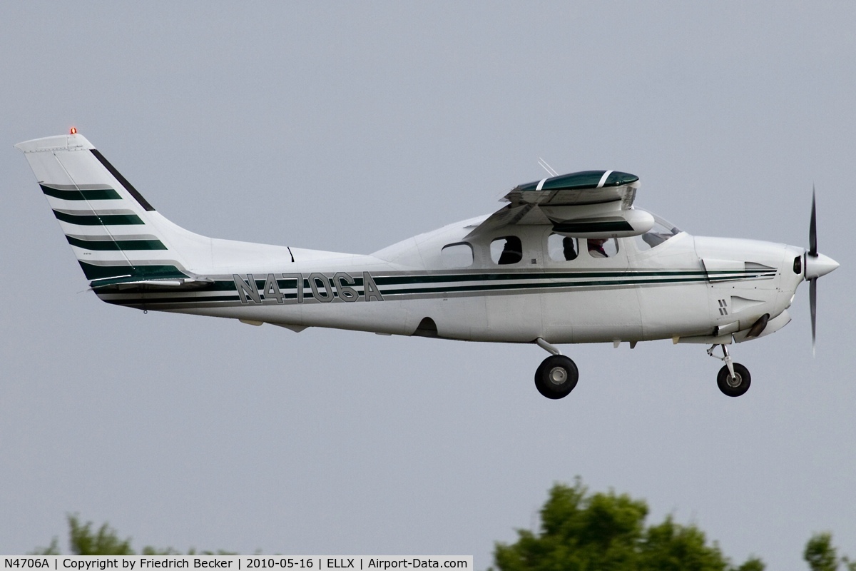 N4706A, Cessna P210N Pressurised Centurion C/N P21000817, short final RW24