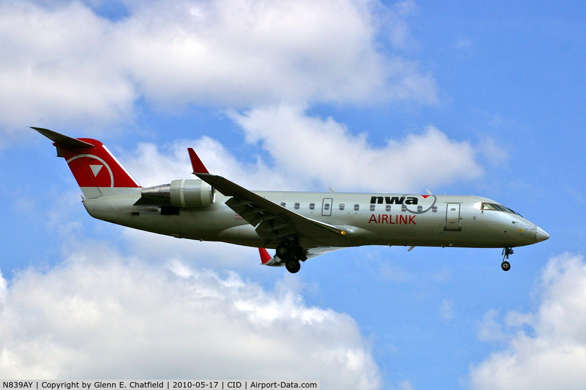 N839AY, 2005 Bombardier CRJ-200 (CL-600-2B19) C/N 8039, On final approach to runway 9