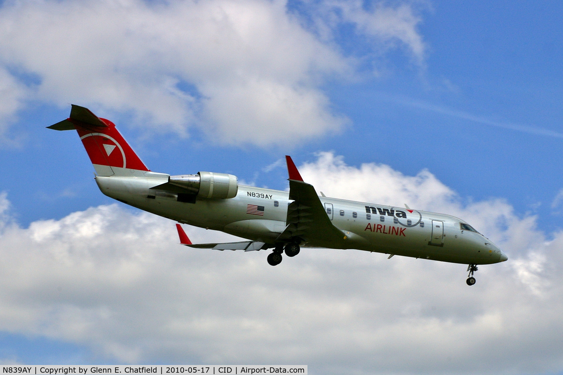 N839AY, 2005 Bombardier CRJ-200 (CL-600-2B19) C/N 8039, On final approach to runway 9