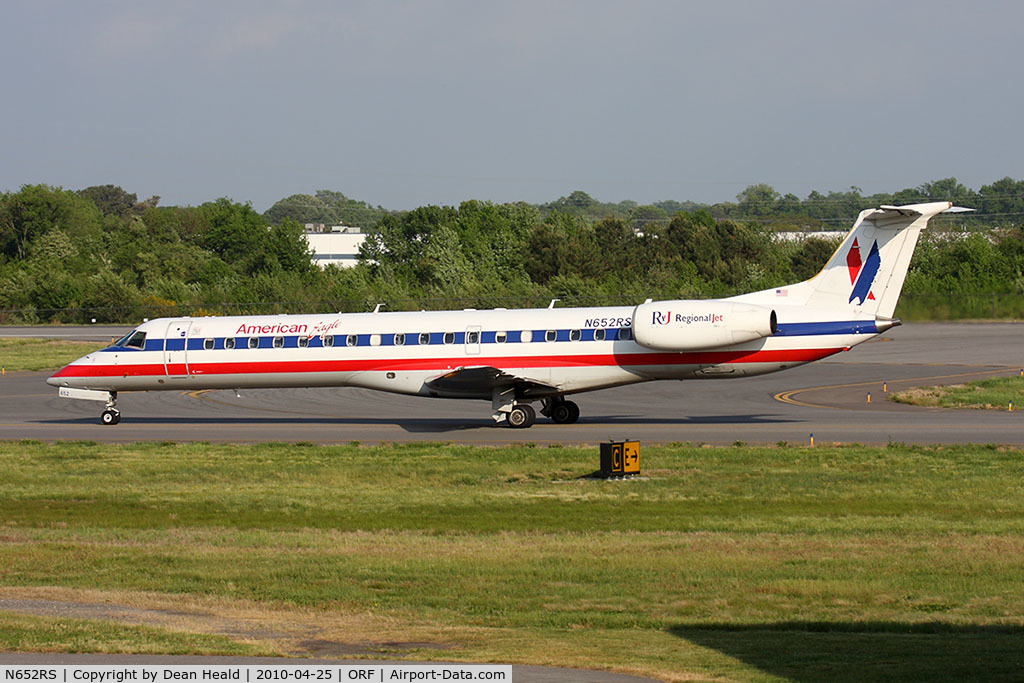 N652RS, 2001 Embraer ERJ-145LR (EMB-145LR) C/N 145432, American Eagle N652RS taxiing to RWY 23 for departure.