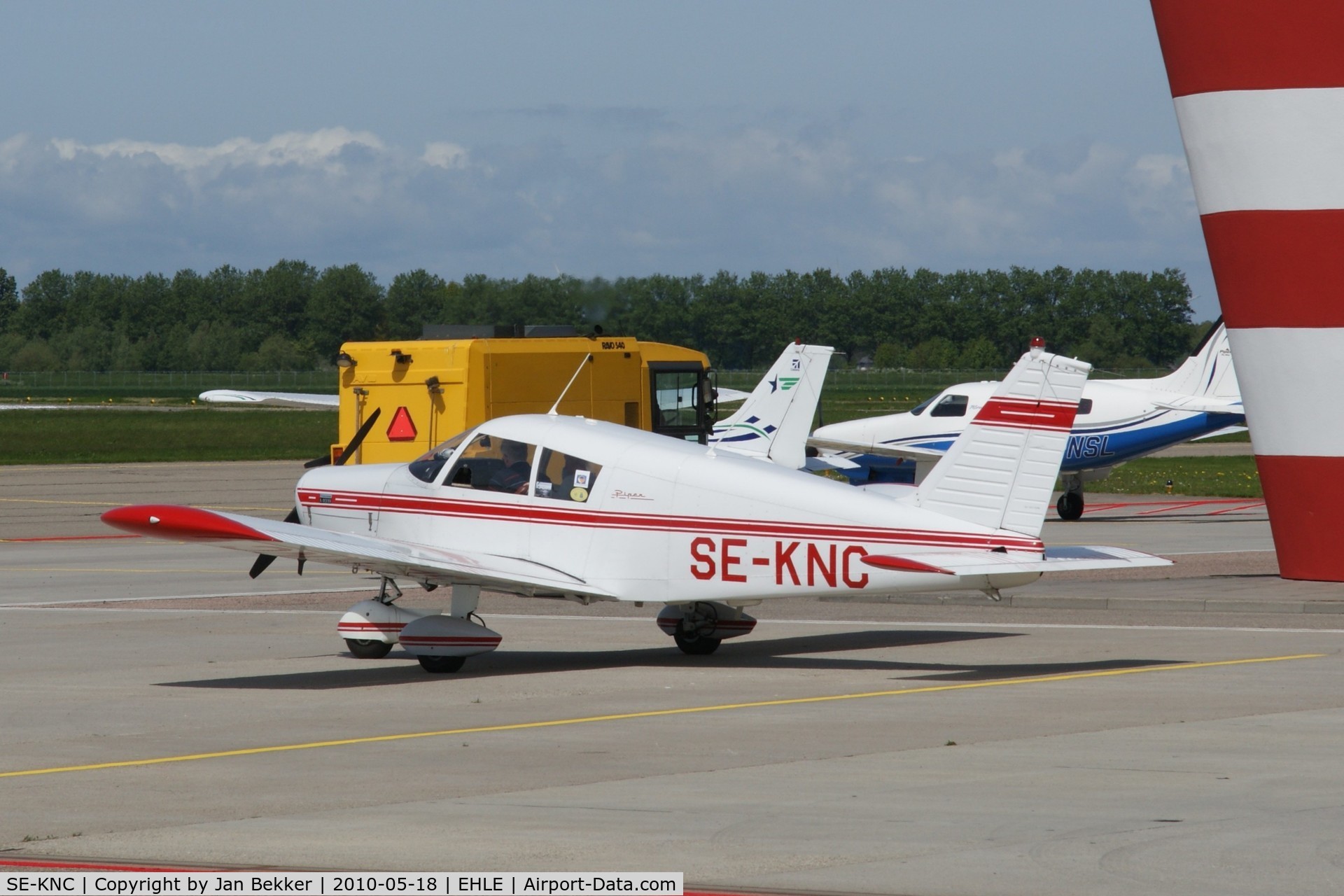 SE-KNC, Piper PA-28-140 Cherokee C/N 28-25302, Platform Lelystad