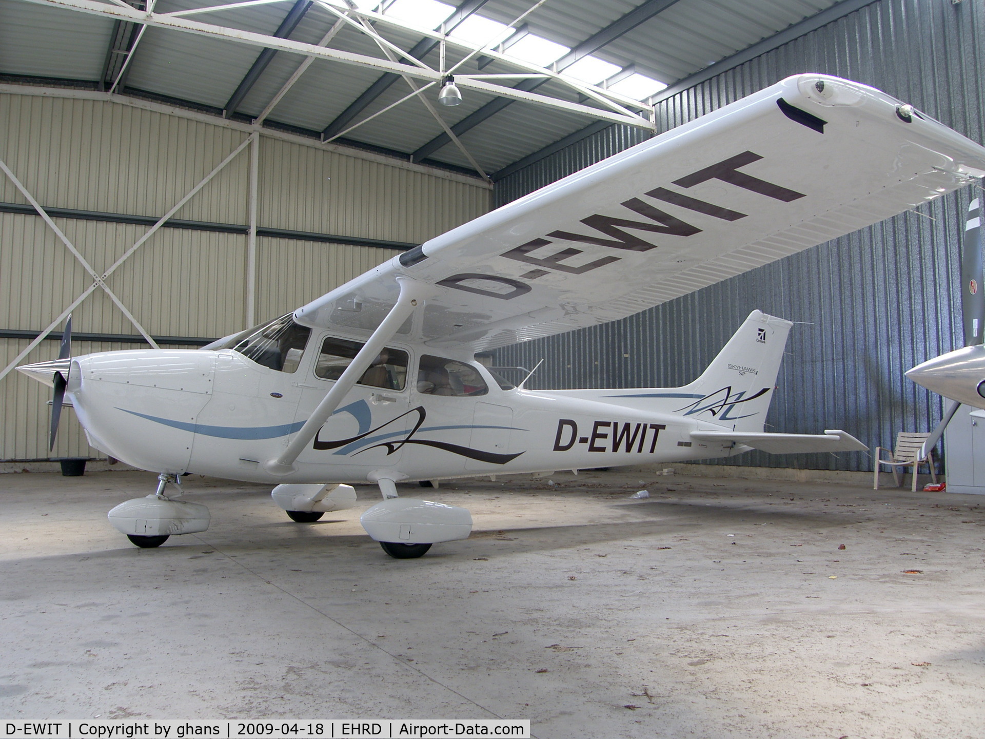 D-EWIT, 2008 Cessna 172S Skyhawk SP C/N 172S10803, Inside hangar at Rotterdam