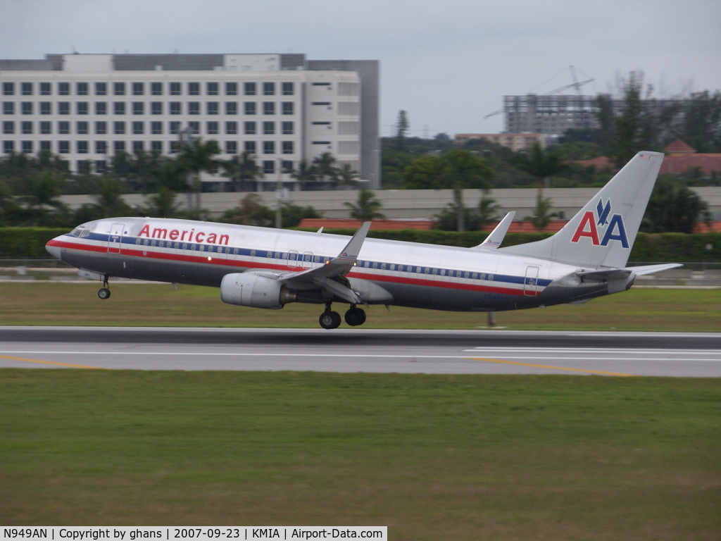 N949AN, 2000 Boeing 737-823 C/N 29537, Landing at MIA