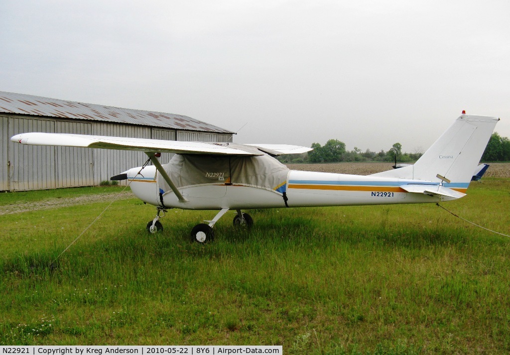 N22921, 1968 Cessna 150H C/N 15068616, Tied down at 8Y6.