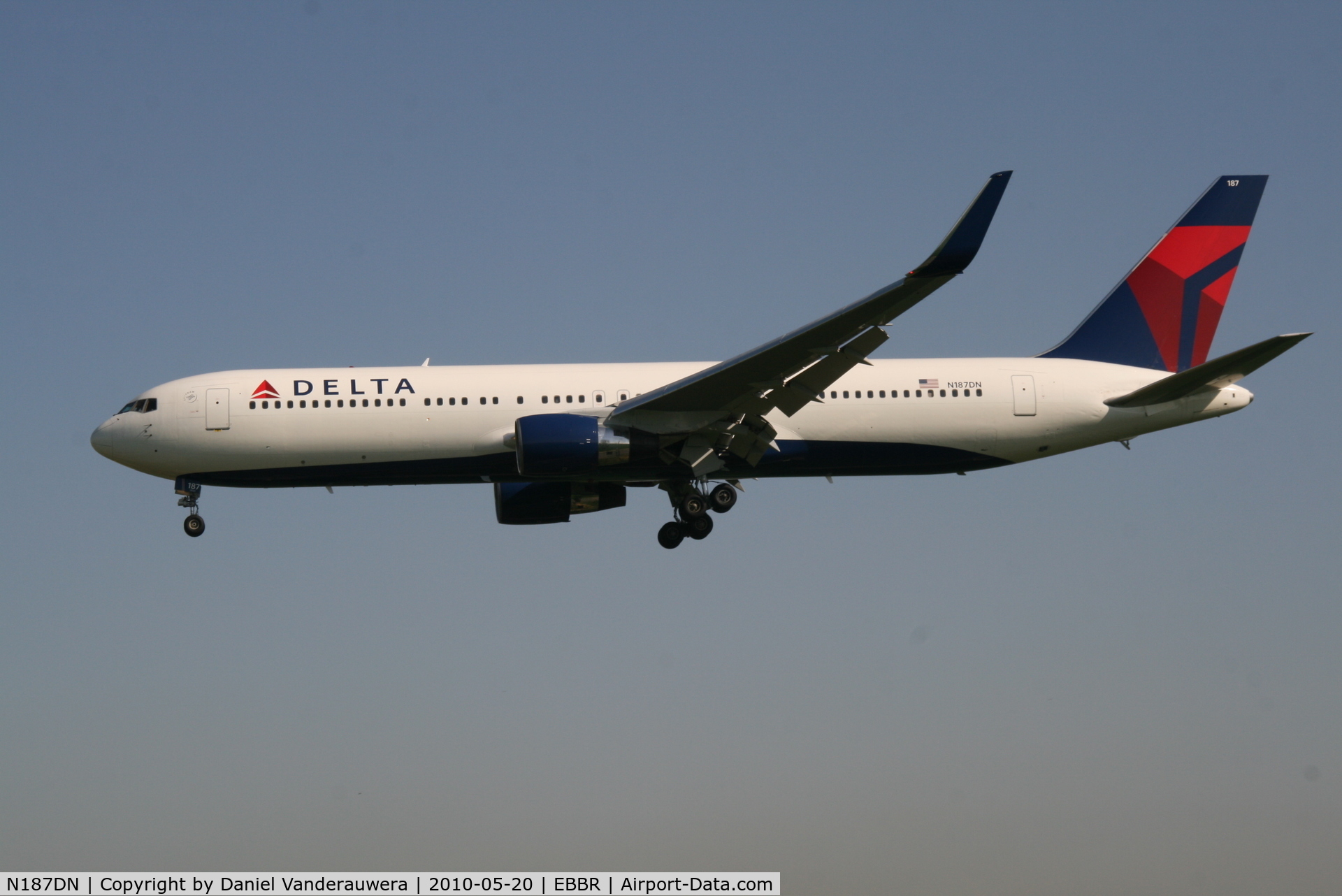 N187DN, 1996 Boeing 767-332/ER C/N 27582, Arrival of flight DL140 to RWY 25L   -  with winglets now