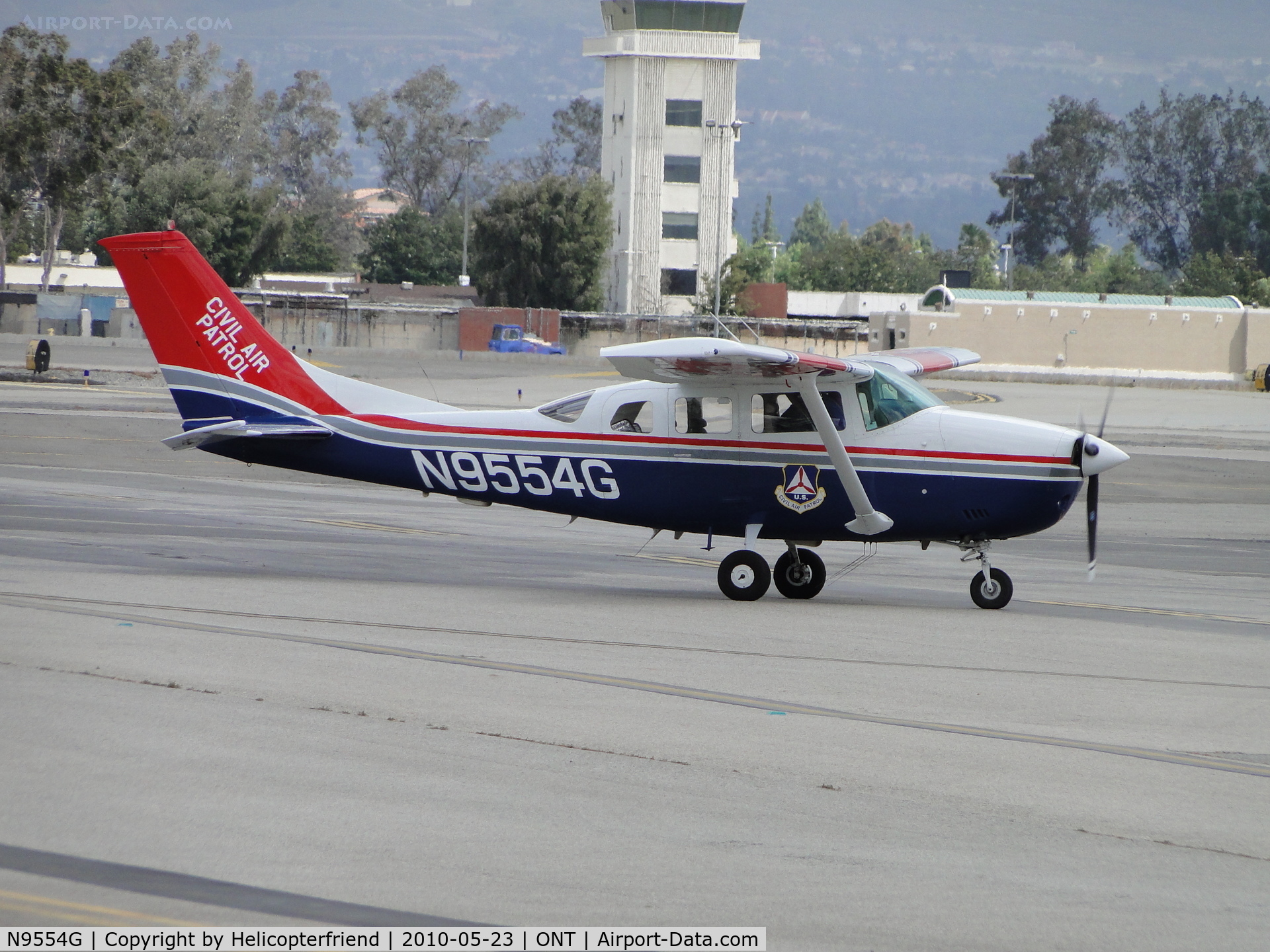 N9554G, 1972 Cessna U206F Stationair C/N U20601754, Taxiing into a parking stall at Ontario