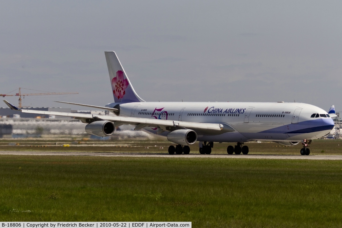 B-18806, 2001 Airbus A340-313 C/N 433, departing via RW18W