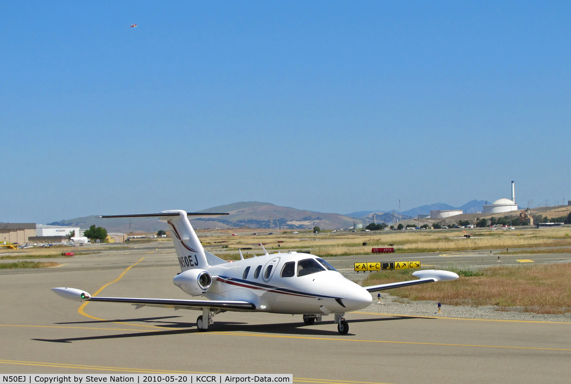 N50EJ, 2007 Eclipse Aviation Corp EA500 C/N 000087, 2003 Cessna 560XL taxying to RWY 32R for flight to Fall River Mills, CA (KO89)