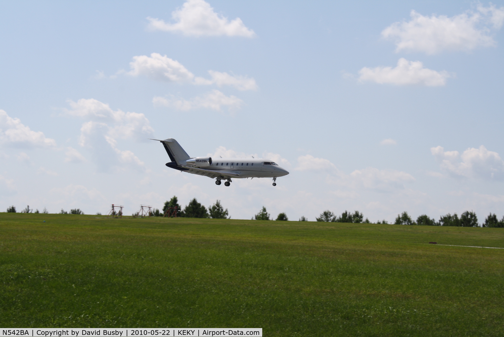 N542BA, 2007 Bombardier Challenger 605 (CL-600-2B16) C/N 5737, Landing at KEKY