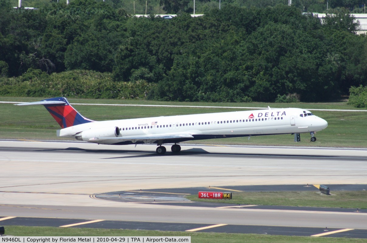 N946DL, 1989 McDonnell Douglas MD-88 C/N 49819, Delta MD-88
