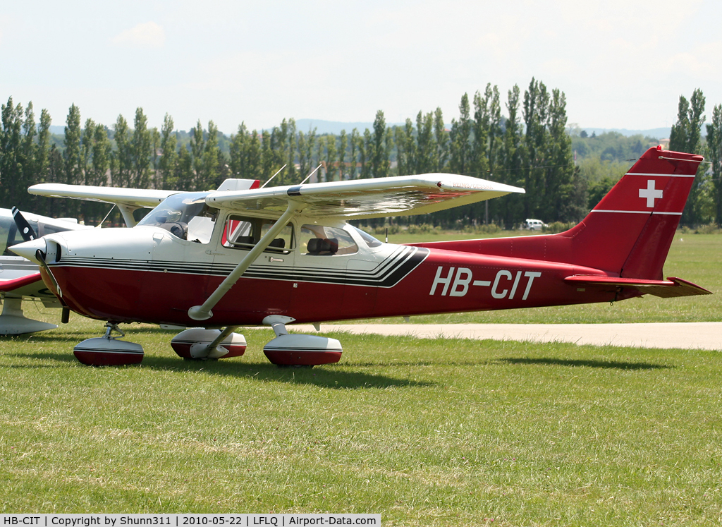 HB-CIT, 1986 Reims 172P Skyhawk II C/N 2248, Parked in the grass...