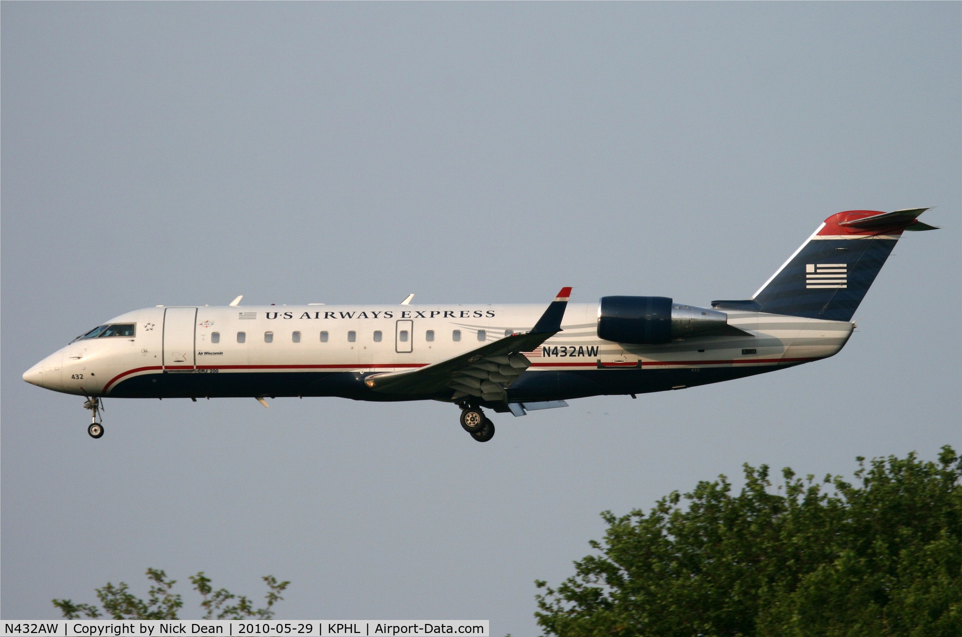 N432AW, 1998 Bombardier CRJ-200ER (CL-600-2B19) C/N 7257, KPHL