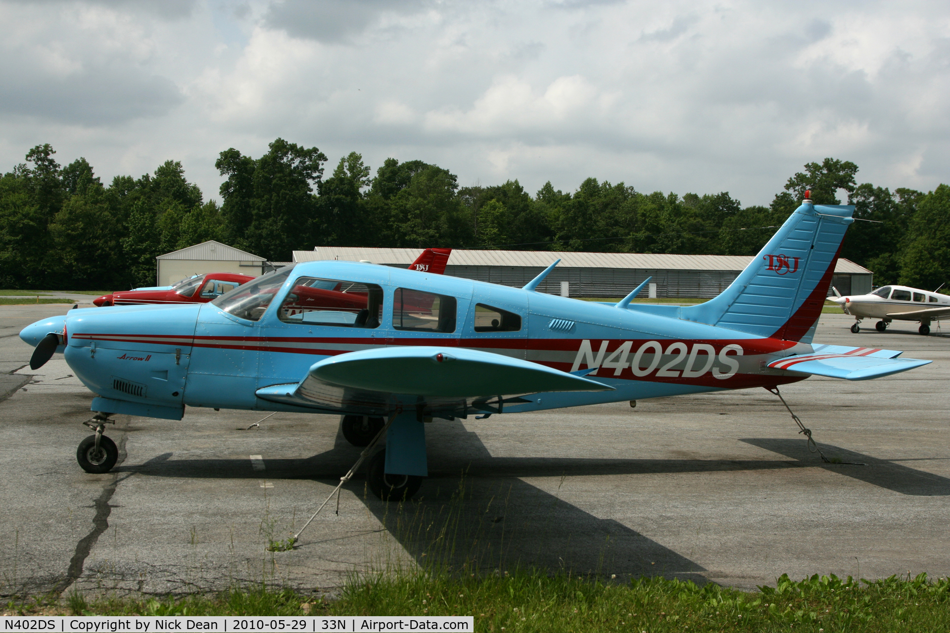 N402DS, 1975 Piper PA-28R-200 Cherokee Arrow C/N 28R-7635004, 33N