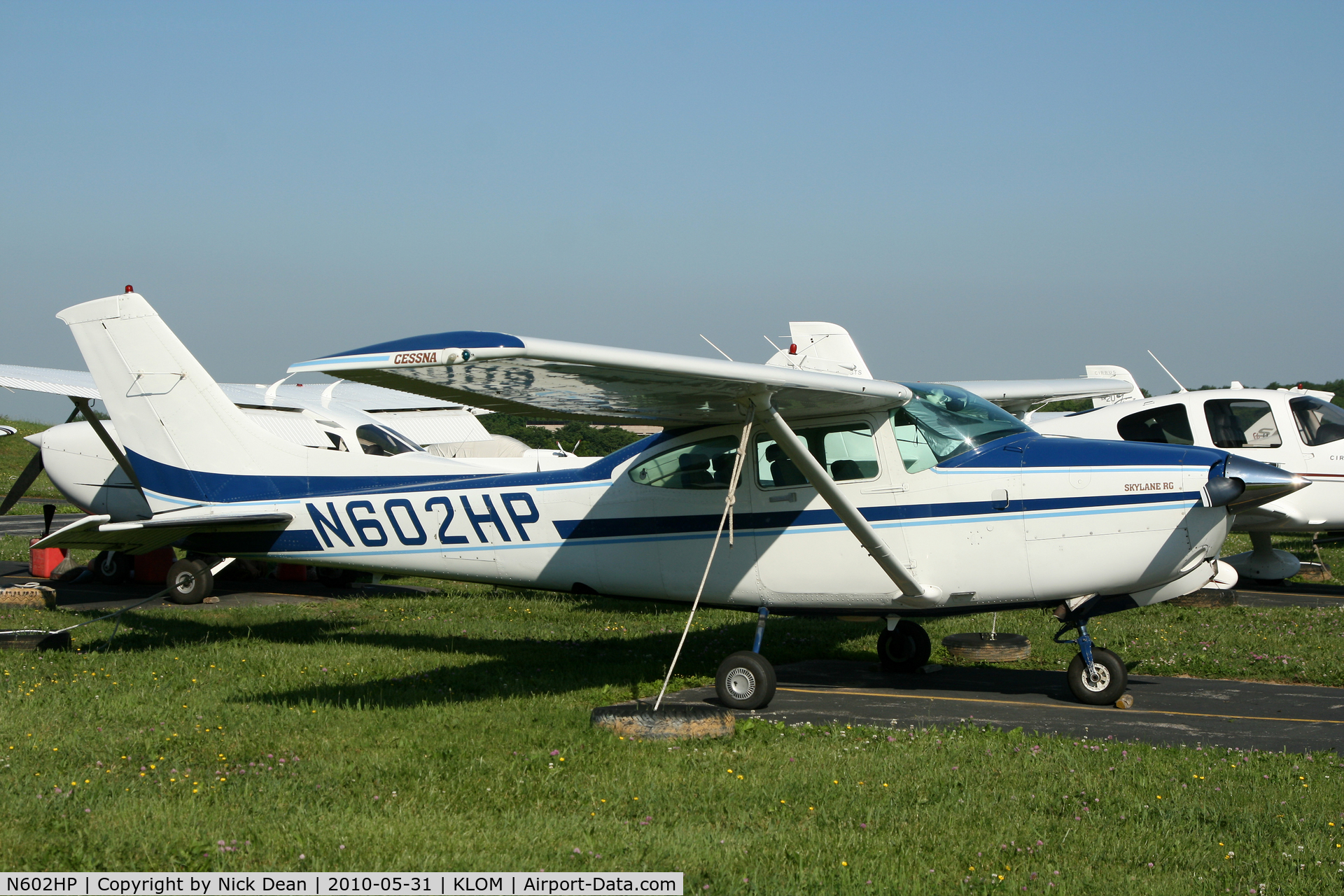 N602HP, Cessna R182 Skylane RG C/N R18201916, KLOM