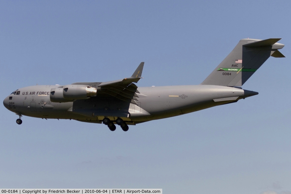 00-0184, 2000 Boeing C-17A Globemaster III C/N P-84, short final RW26