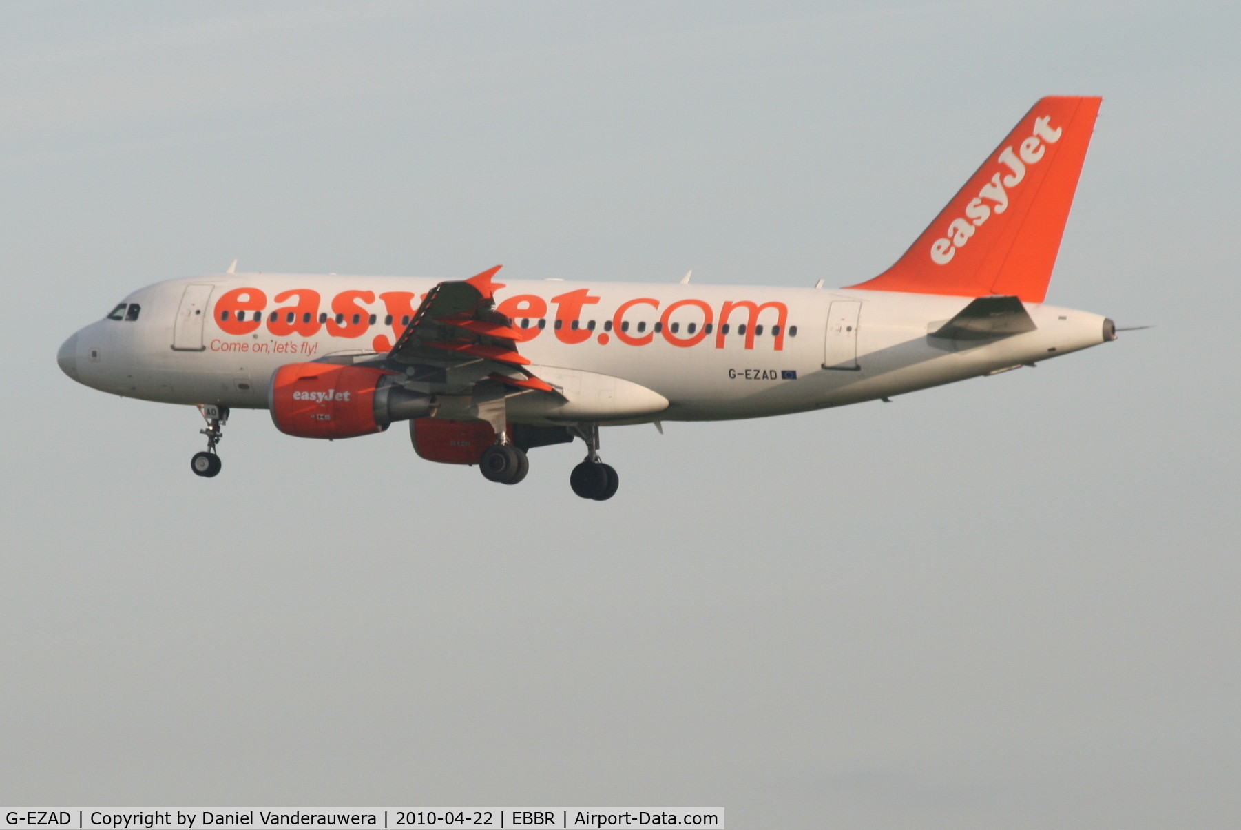 G-EZAD, 2006 Airbus A319-111 C/N 2702, Descending to RWY 25L
