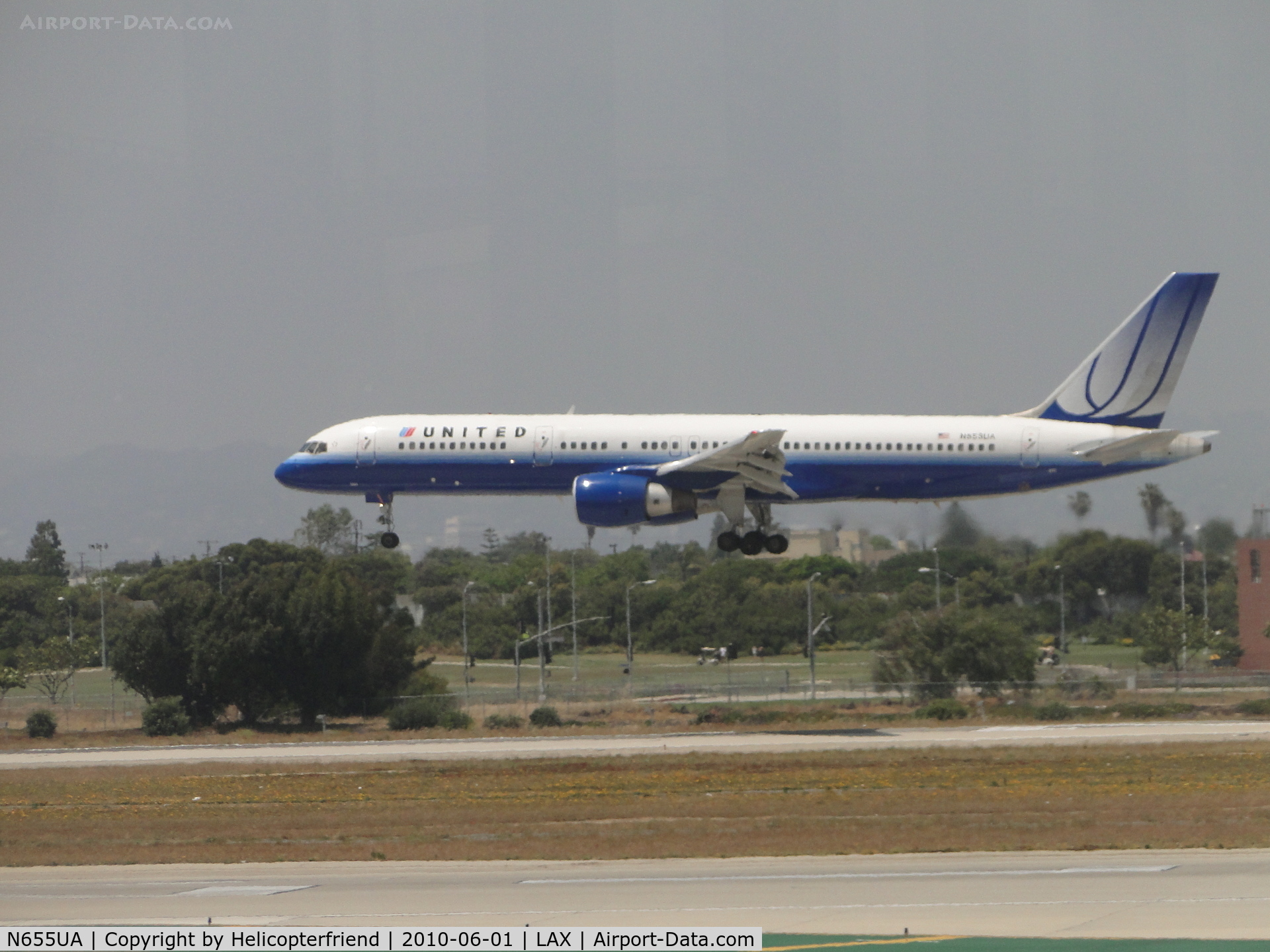 N655UA, 1992 Boeing 767-322/ER C/N 25393, Landing on runway 24R