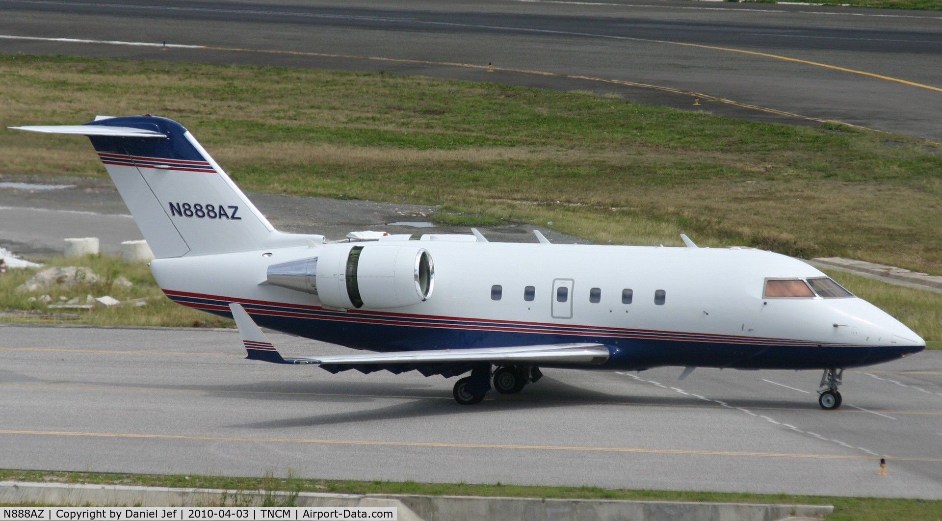 N888AZ, 1984 Canadair Challenger 601 (CL-600-2A12) C/N 3024, N888AZ taxing to the holding point Alpha for take off