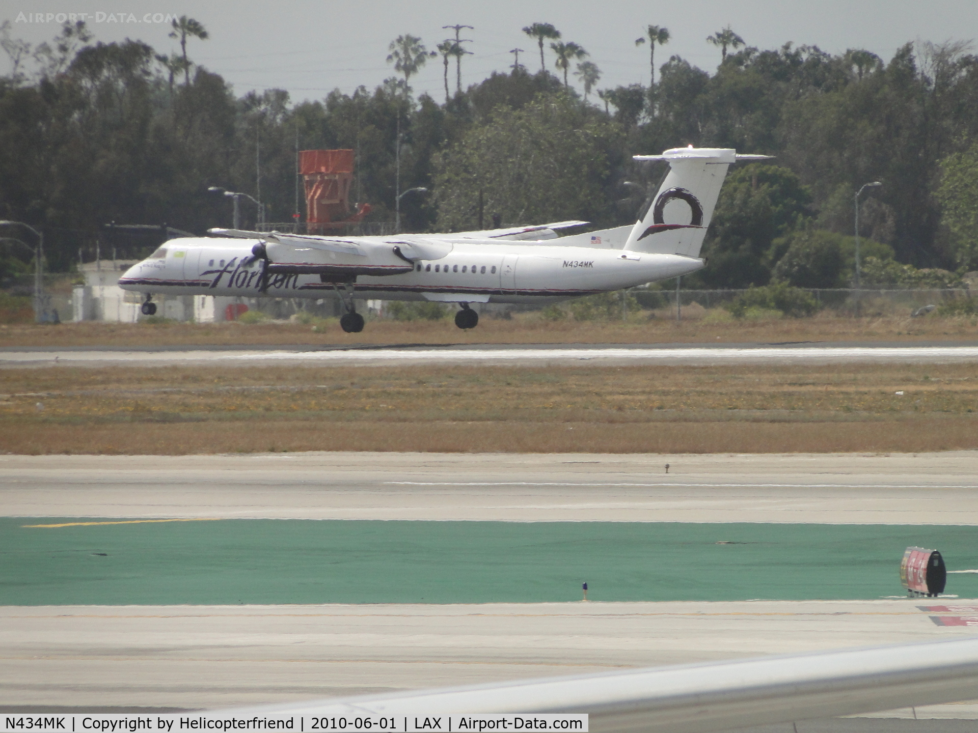 N434MK, 2008 Bombardier DHC-8-402 Dash 8 C/N 4227, Landing on runway 24R