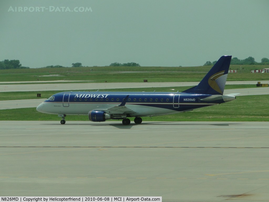 N826MD, 2005 Embraer 170SU (ERJ-170-100SU) C/N 17000046, Taxiing to terminal