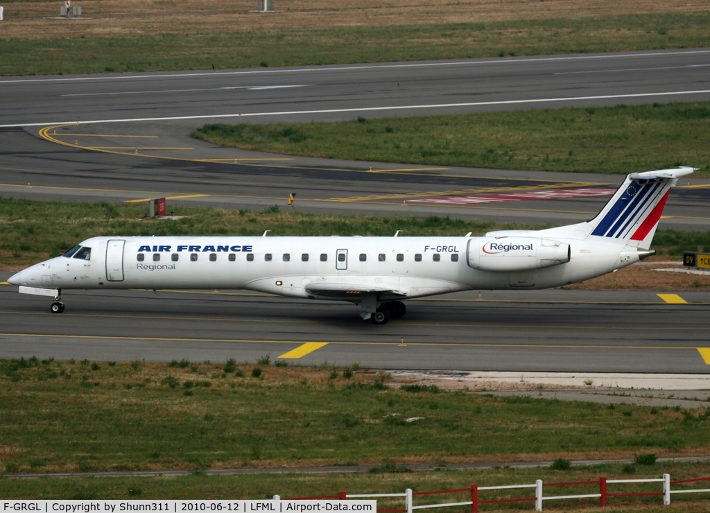 F-GRGL, 2001 Embraer EMB-145EU (ERJ-145EU) C/N 145375, Taxxing holding point rwy 31R for departure...