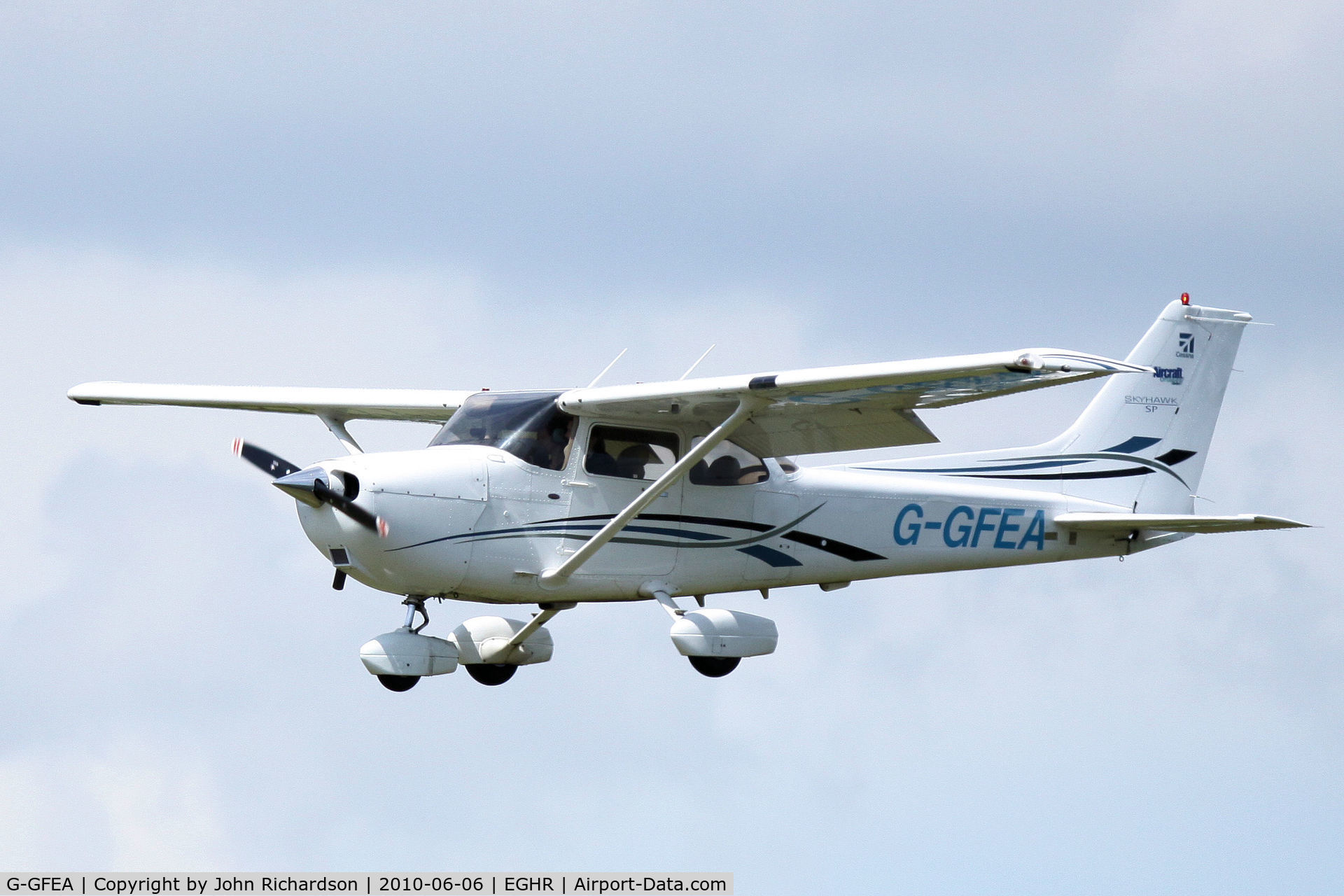 G-GFEA, 2006 Cessna 172S Skyhawk SP C/N 172S10214, On Finals into Goodwood