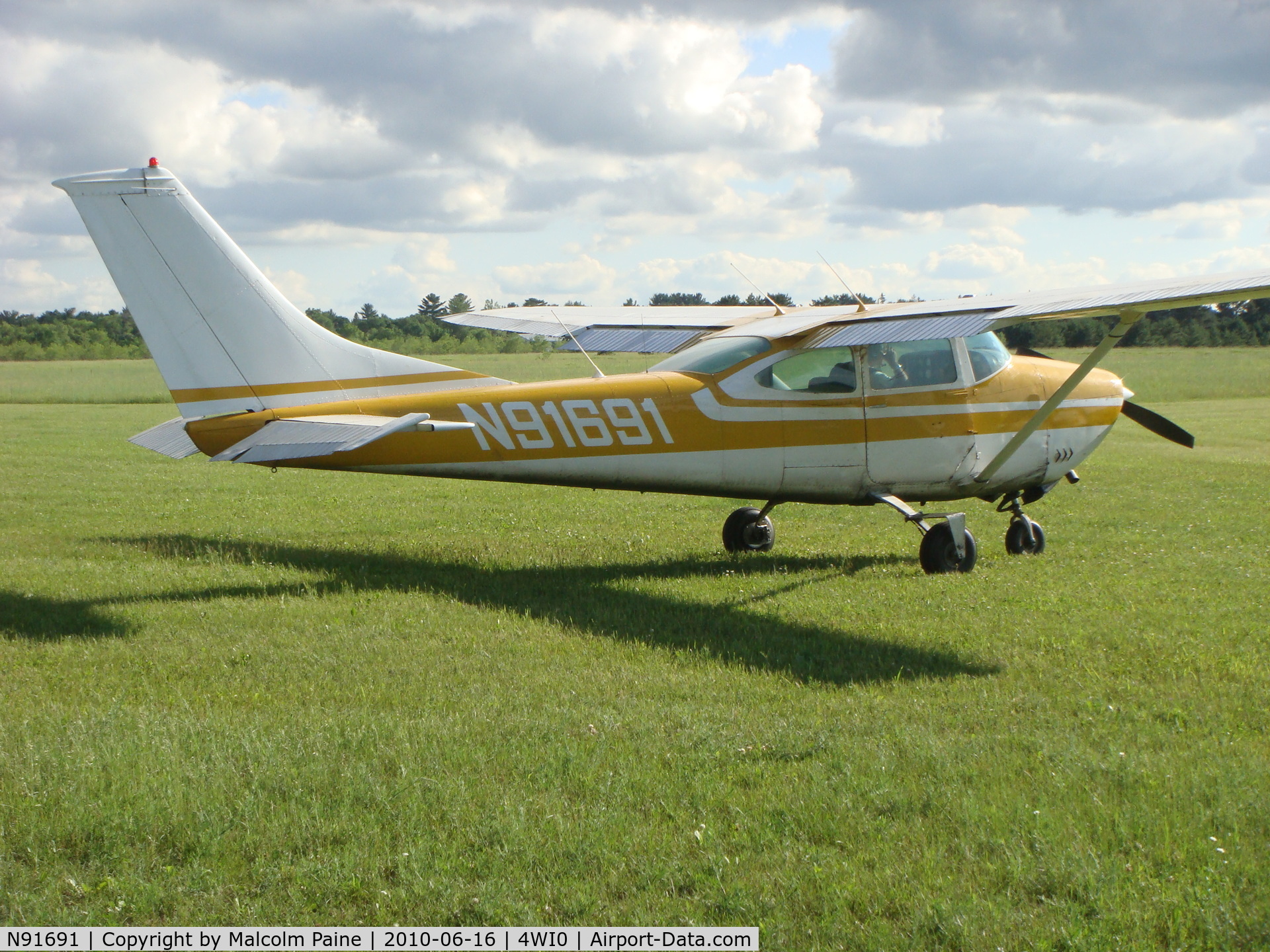 N91691, 1969 Cessna 182M Skylane C/N 18259873, This plane has been specially modified to accommodate skydiving with the removal of unneeded seats and the addition of a gull-wing exit door.