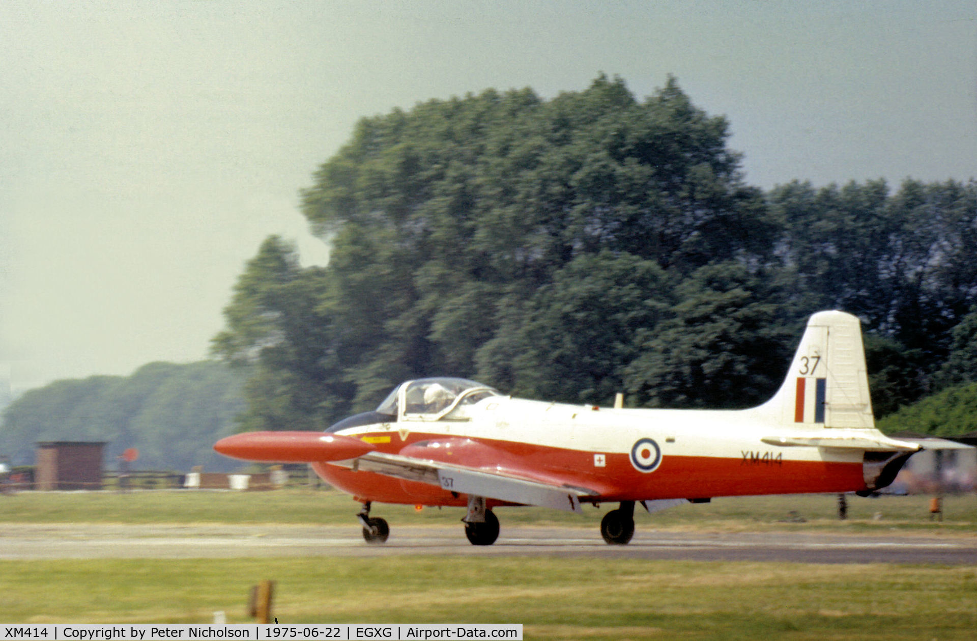 XM414, 1960 Hunting P-84 Jet Provost T.3 C/N PAC/W/9221, Jet Provost T.3 displaying at the 1975 RAF Church Fenton Airshow