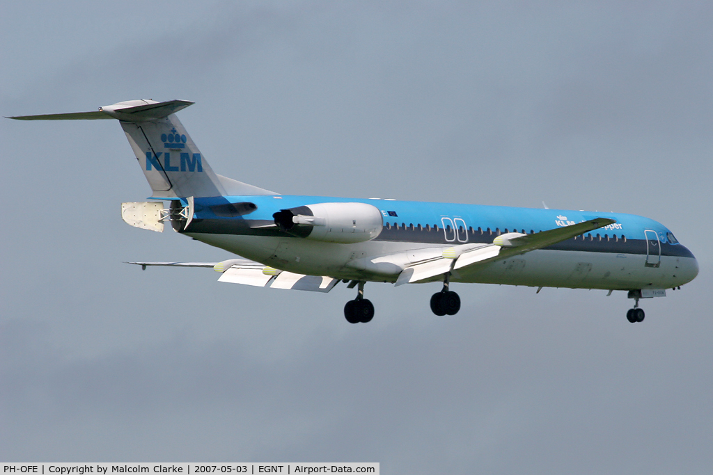 PH-OFE, 1989 Fokker 100 (F-28-0100) C/N 11260, Fokker 100 (F-28-0100) on approach to Rwy 07 at Newcastle Airport in May 2007.