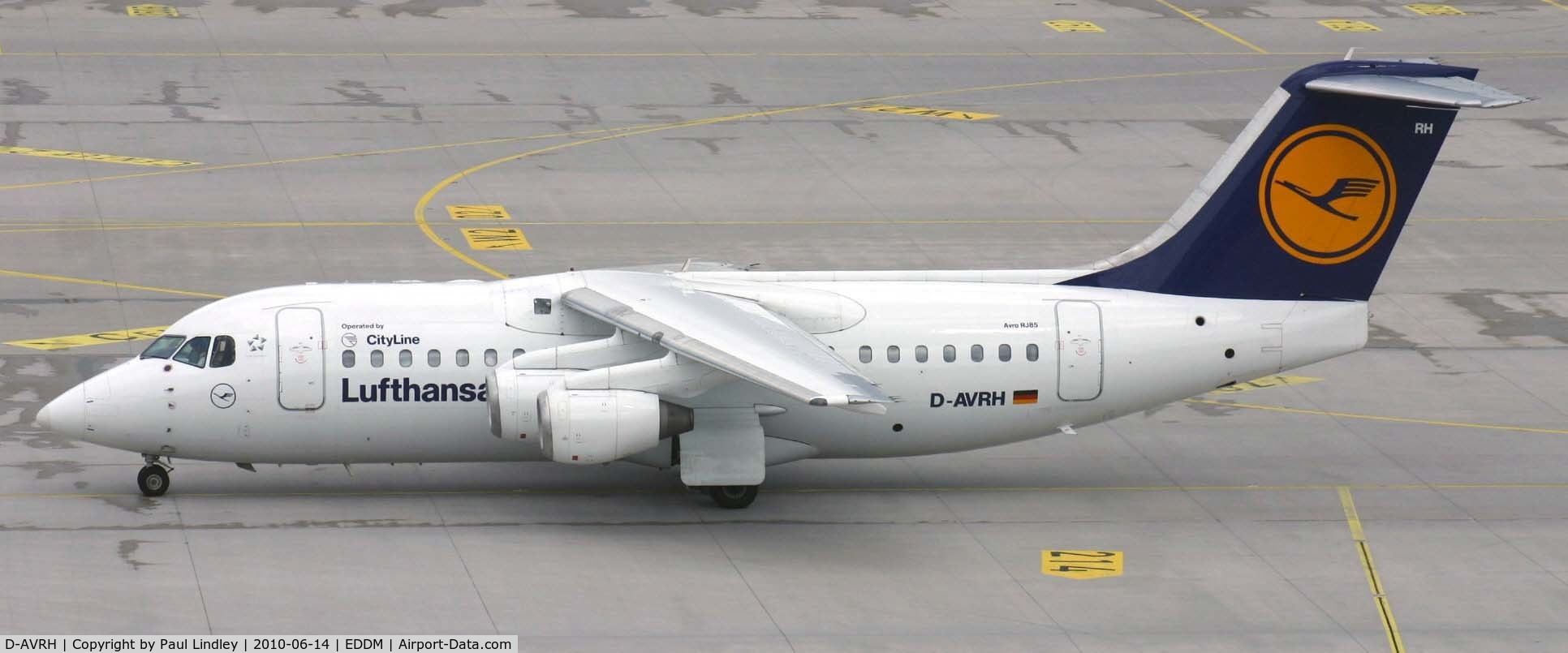 D-AVRH, 1995 British Aerospace Avro 146-RJ85 C/N E.2268, caught as it slips by