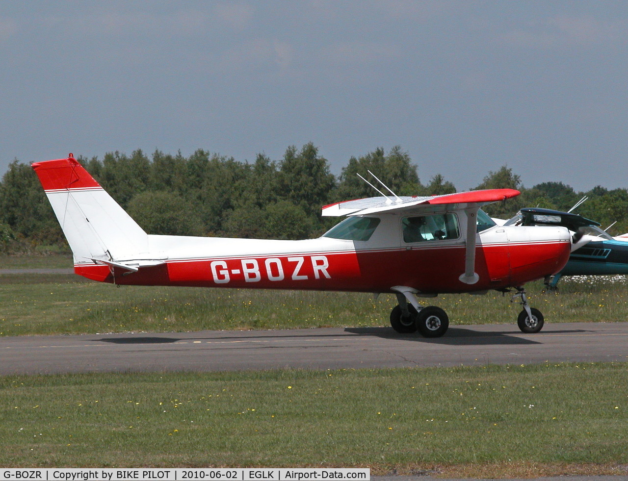 G-BOZR, 1980 Cessna 152 C/N 152-84614, VISITING 152 TAXYING PAST THE CAFE