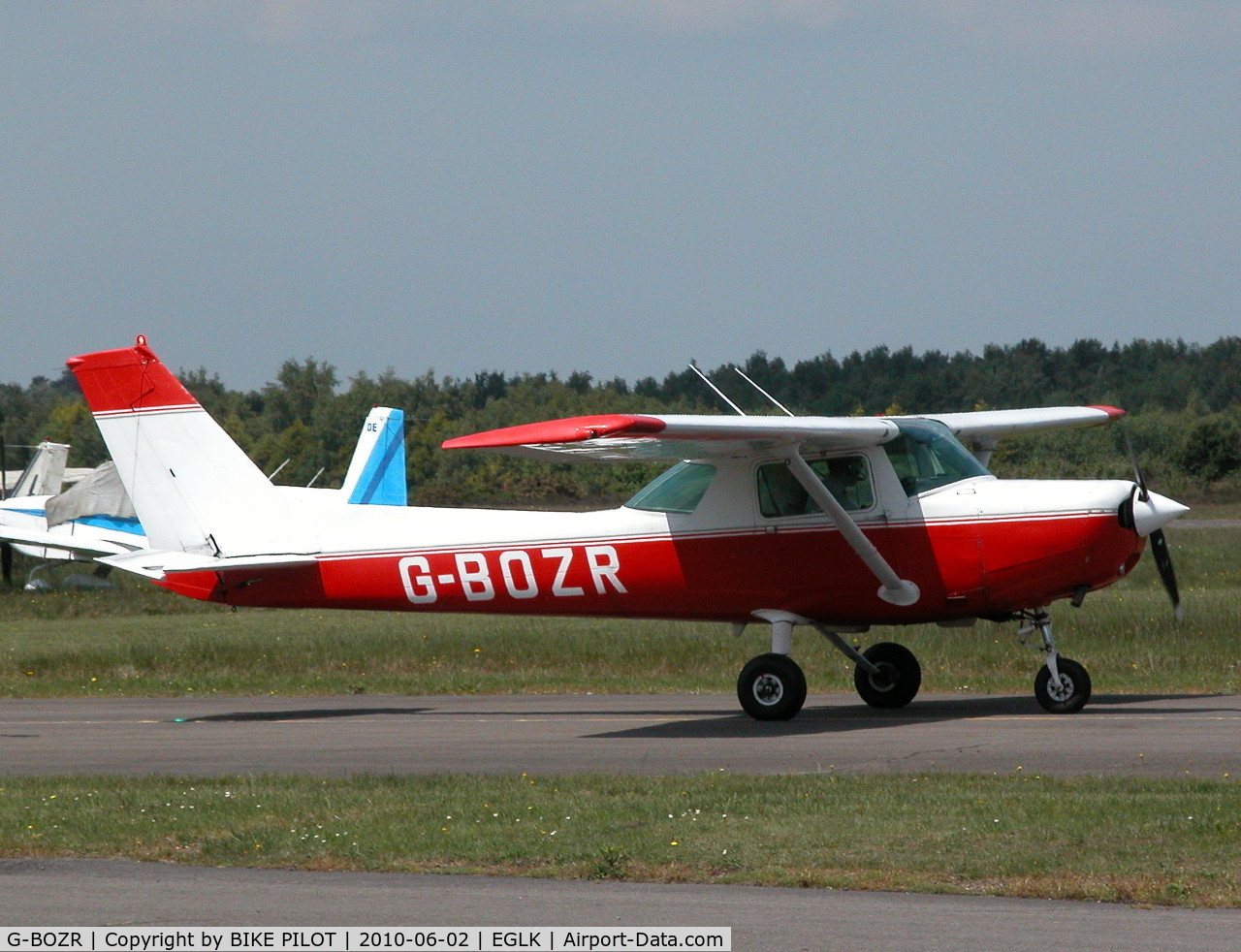 G-BOZR, 1980 Cessna 152 C/N 152-84614, VISITING 152 TAXYING PAST THE CAFE