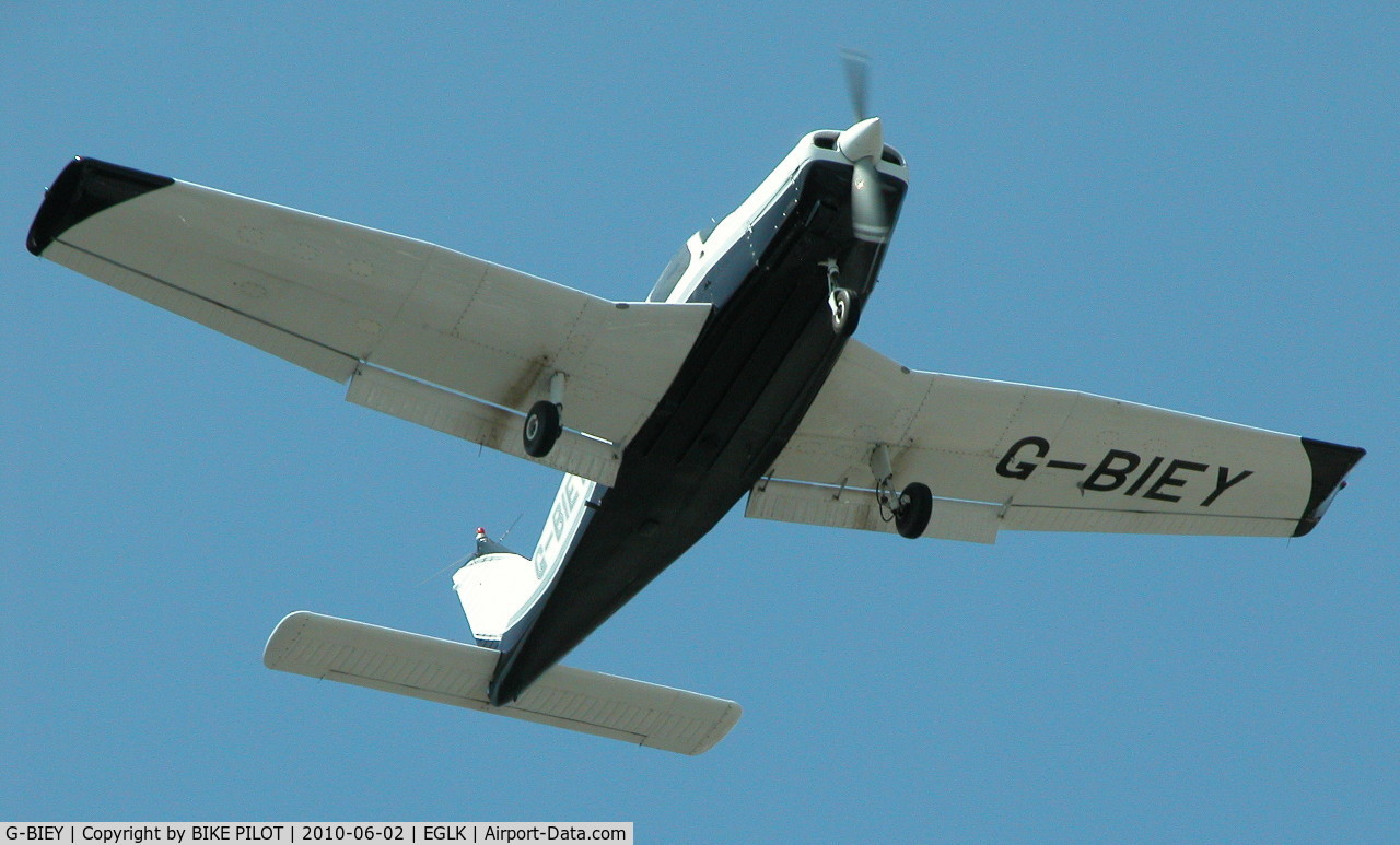 G-BIEY, 1976 Piper PA-28-151 Cherokee Warrior C/N 28-7715213, PA-28 ON FINALS FOR RWY 07