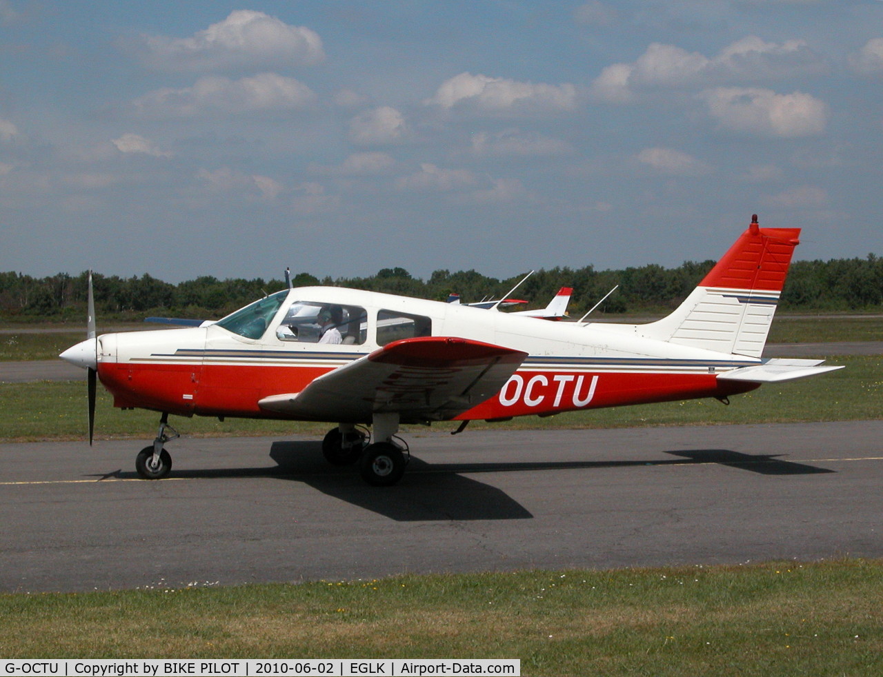 G-OCTU, 1989 Piper PA-28-161 Cadet C/N 2841280, VISITING PA-28 TAXYING PAST THE CAFE