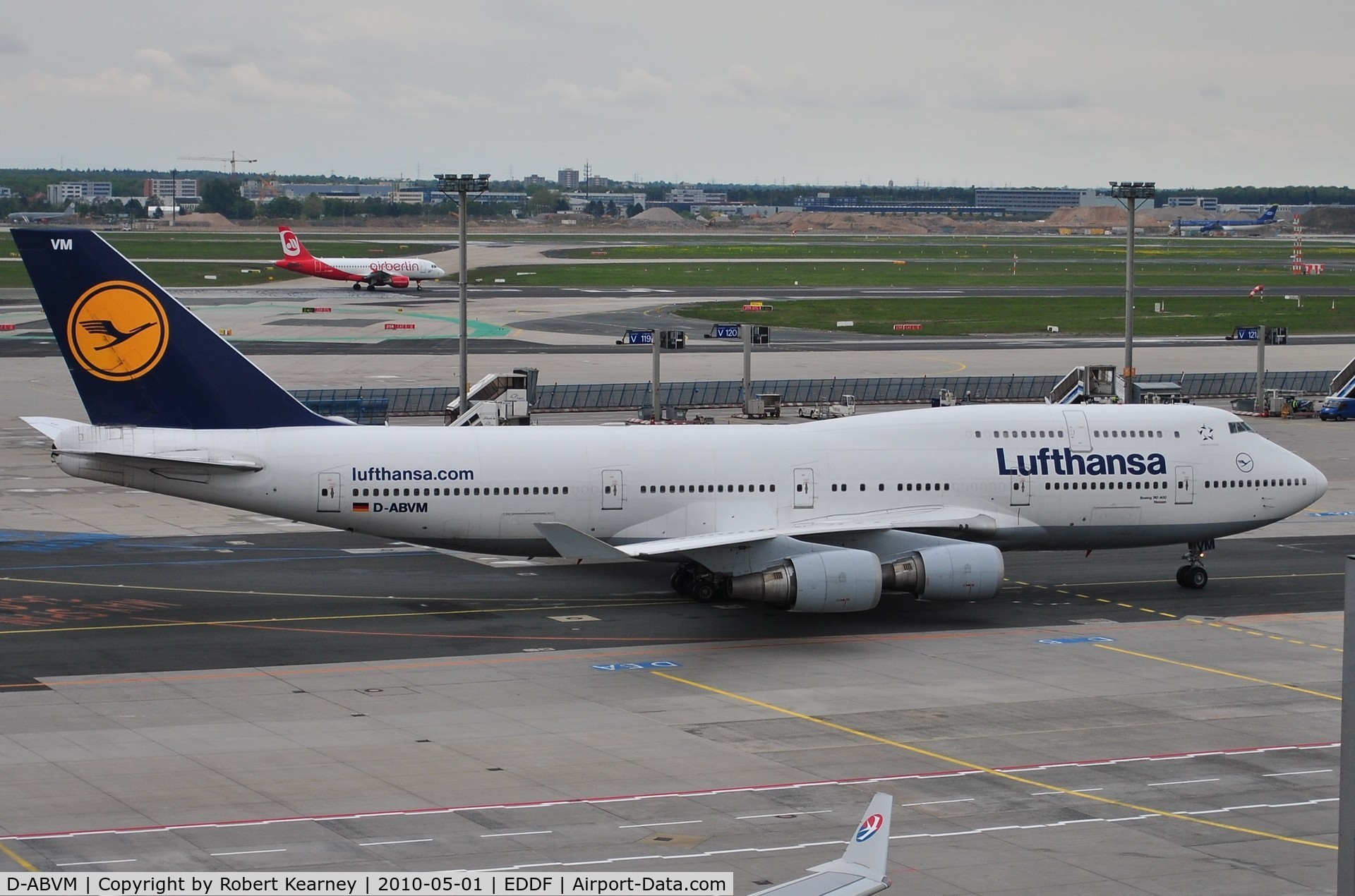 D-ABVM, 1998 Boeing 747-430 C/N 29101, Lufthansa heading to stand