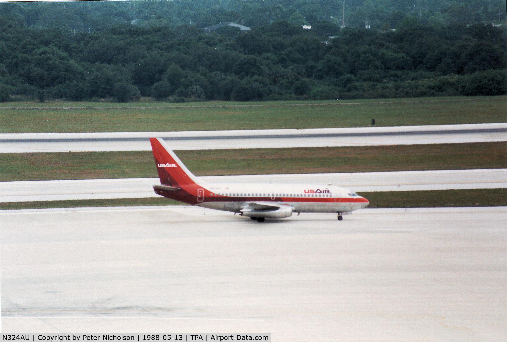 N324AU, 1983 Boeing 737-2B7 C/N 22892, Boeing 737-2B7 of US Air taxying at Tampa in May 1988.