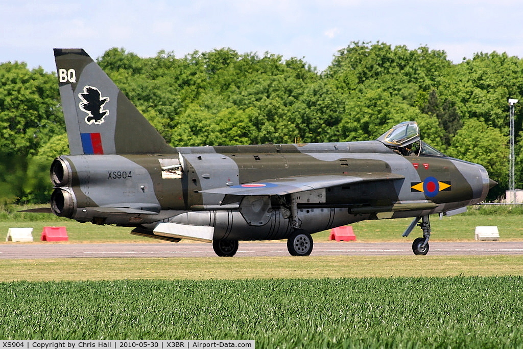 XS904, 1966 English Electric Lightning F.6 C/N 95250, backtracking up the runway after its fast taxy run
