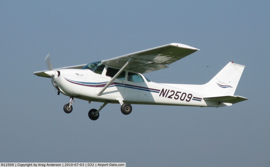 N12509, 1973 Cessna 172M C/N 17262030, Starbuck Fly-in 2010; rides duty.