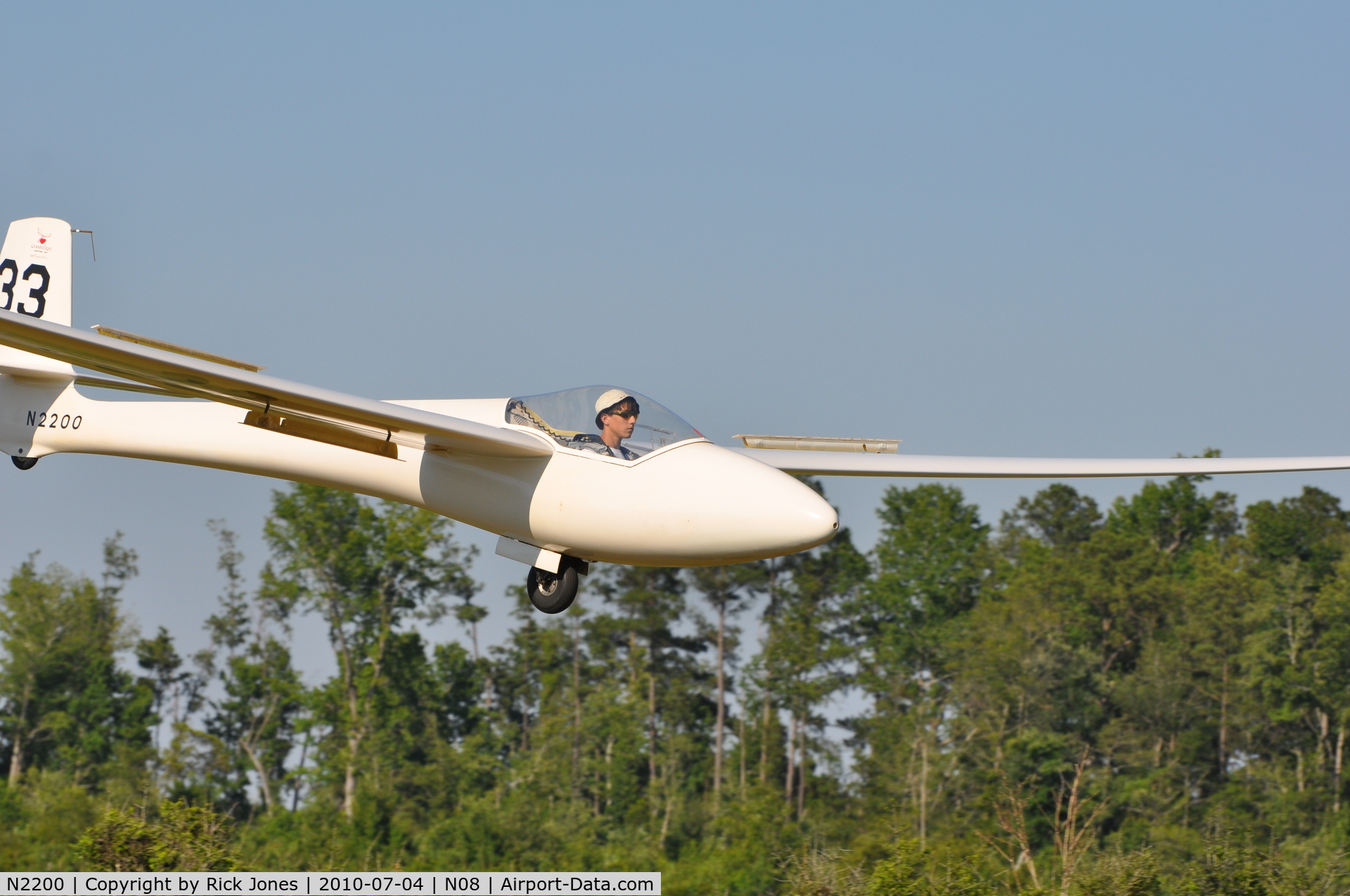 N2200, Glasflugel H 301 B LIBELLE C/N 104, Libelle flying out of Flanagan Field (N08) in Farmville, NC.