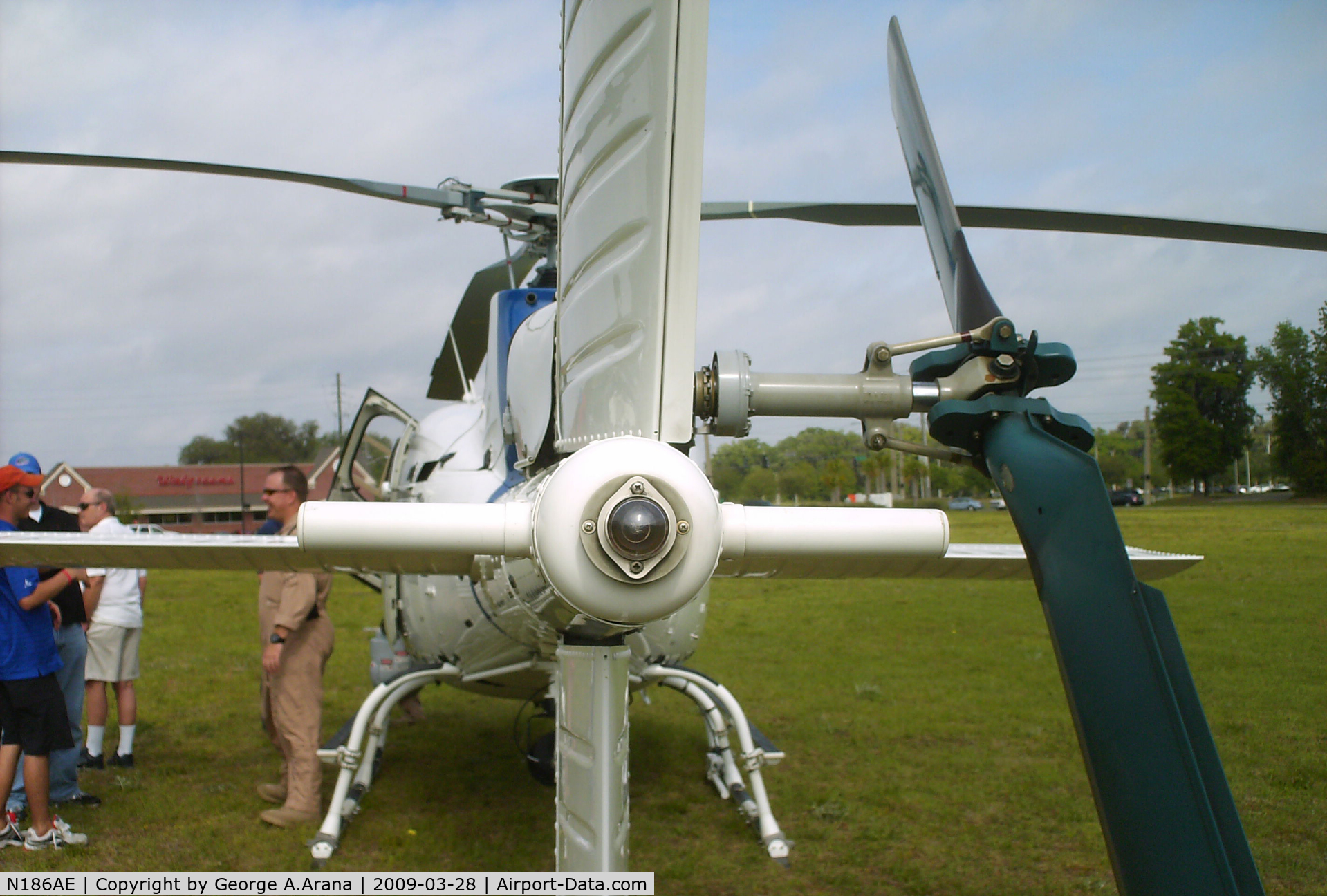 N186AE, 2004 Eurocopter AS-350B-3 Ecureuil Ecureuil C/N 3872, Rear white navlight and tail rotor