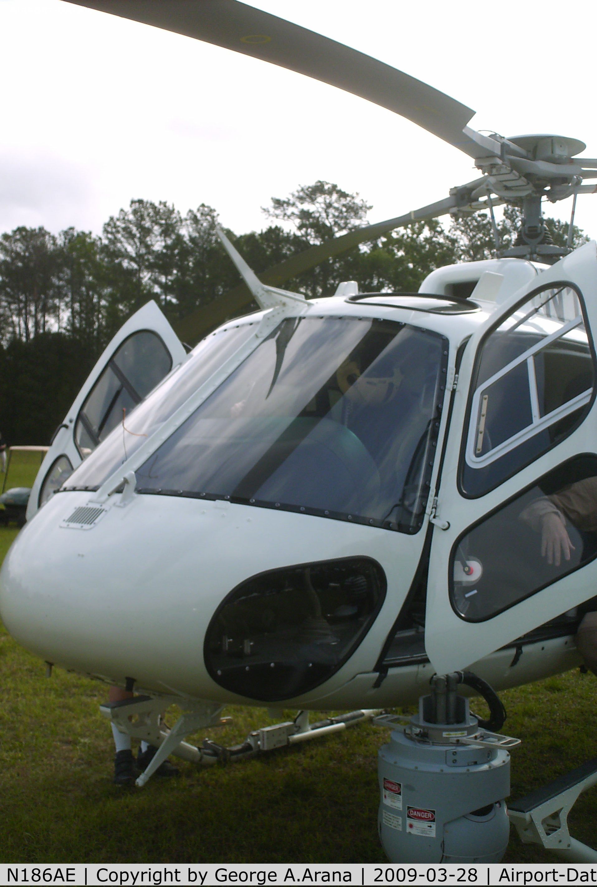 N186AE, 2004 Eurocopter AS-350B-3 Ecureuil Ecureuil C/N 3872, Port front quarter view and detail