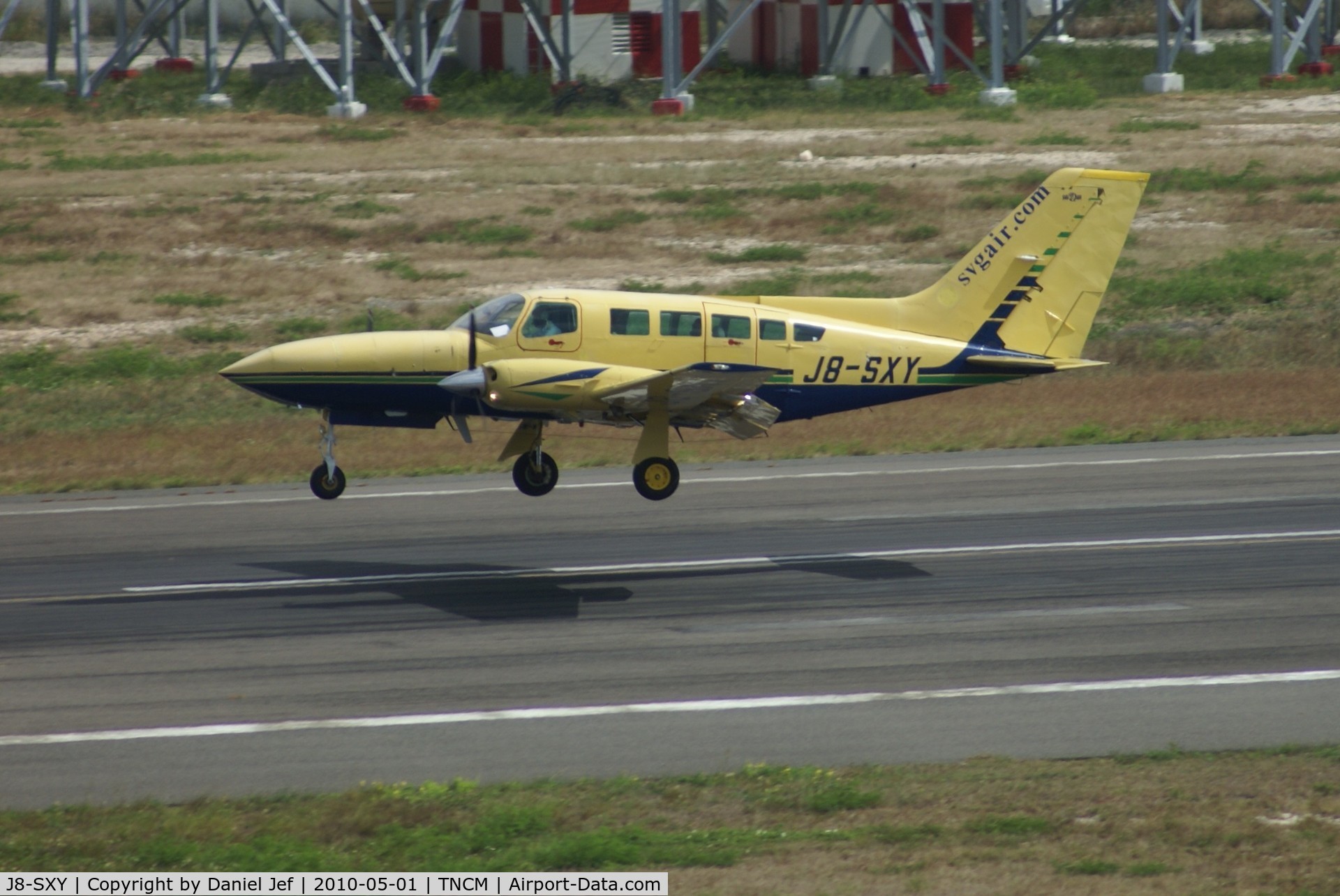 J8-SXY, Cessna 402C C/N 402C-0519, J8-SXY landing at TNCM runway 10