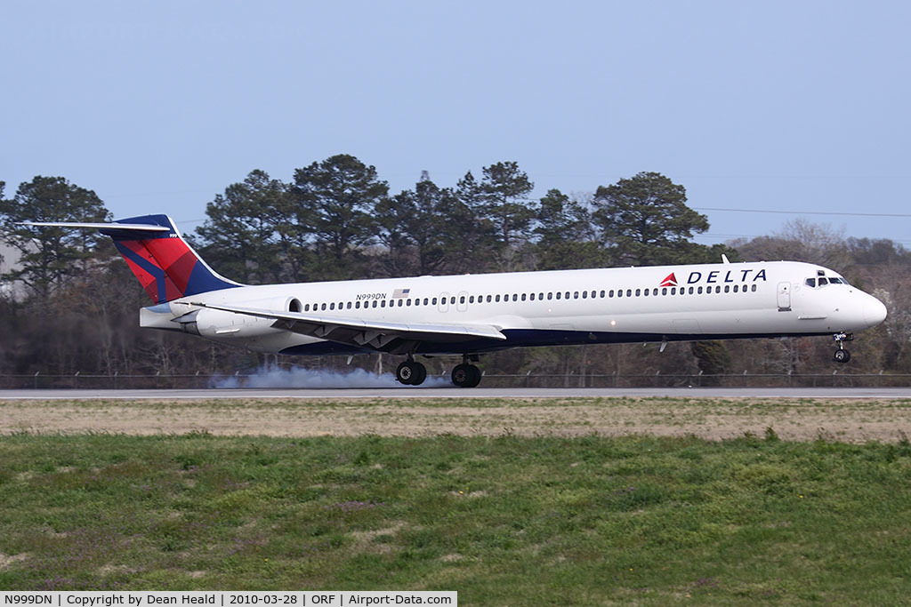 N999DN, 1992 McDonnell Douglas MD-88 C/N 53371, Continental Express (ExpressJet Airlines) N13969 (FLT BTA2723) from Newark Liberty Int'l (KEWR) landing RWY 23 in strong crosswind conditions.